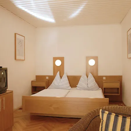 Guest house Madar Cafe